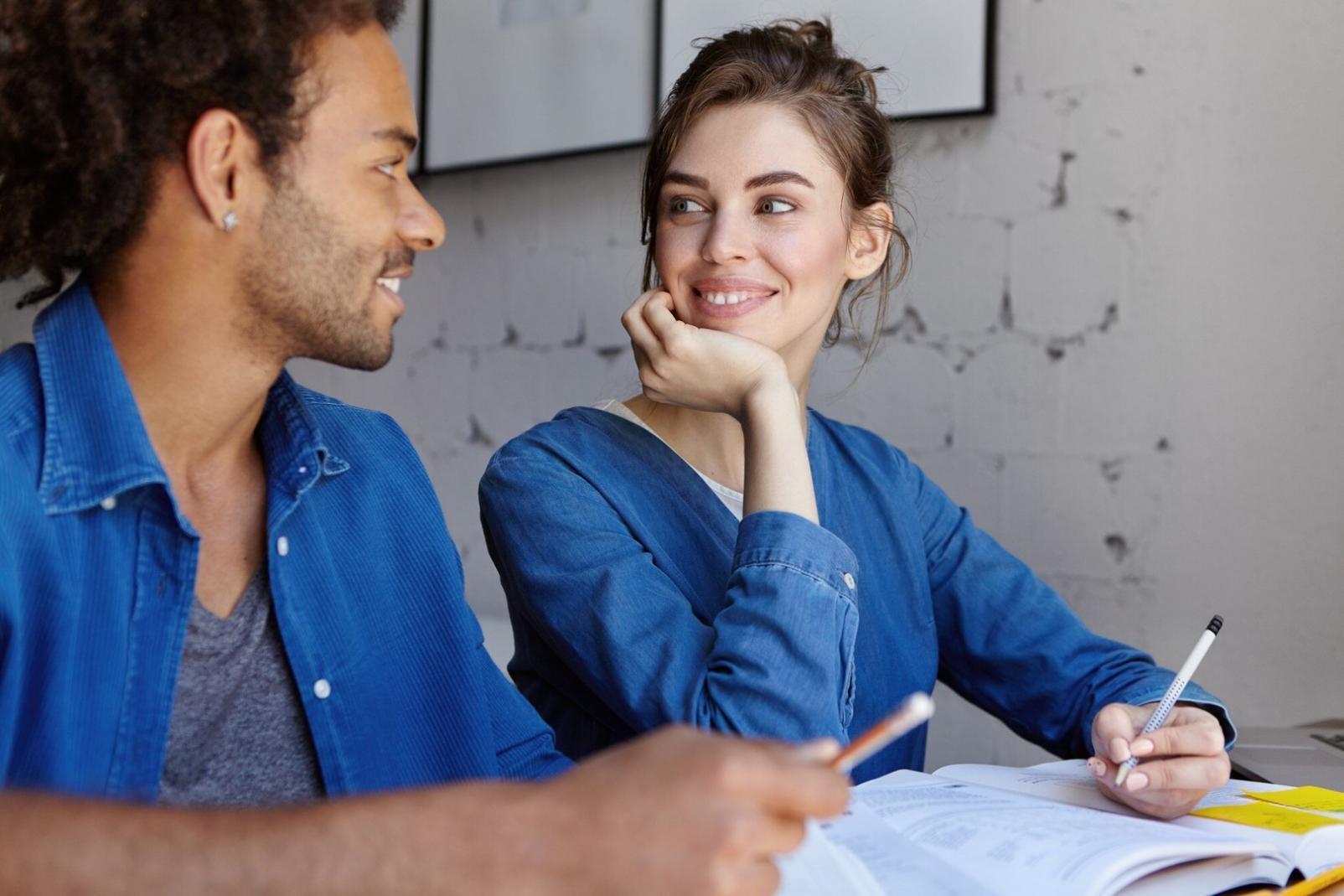 Finanzexperten bei der Arbeit an strategischen Projekten