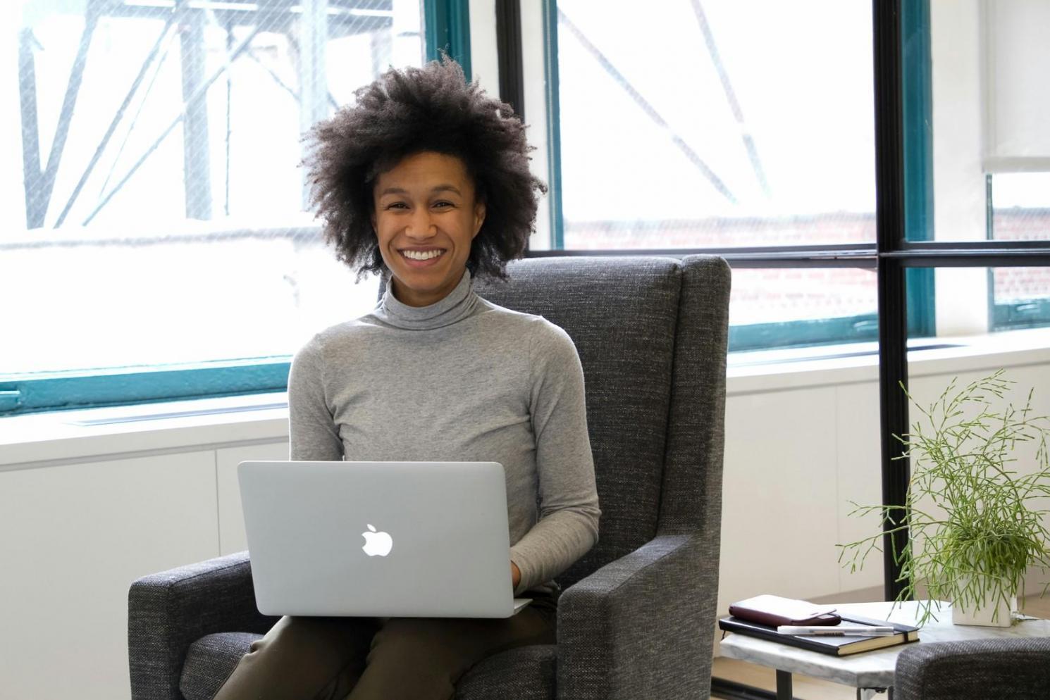 Professionelle Finanzberatung in modernem Büroumfeld